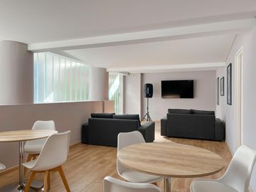 Departamento de 3 dormitorios más comodín, vista al río y amenities