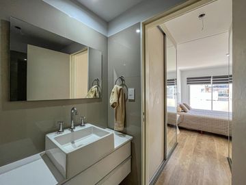 Departamento de 3 dormitorios más comodín, vista al río y amenities