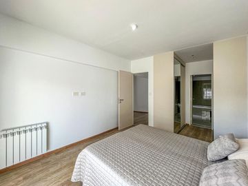 Departamento de 3 dormitorios más comodín, vista al río y amenities