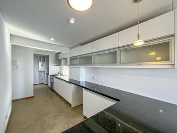 Departamento de 3 dormitorios más comodín, vista al río y amenities