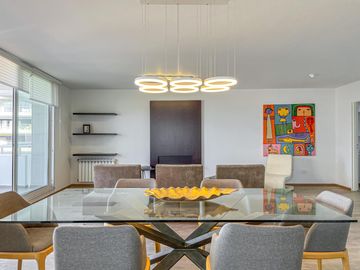 Departamento de 3 dormitorios más comodín, vista al río y amenities