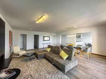 Departamento de 3 dormitorios más comodín, vista al río y amenities