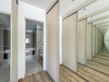 Departamento de 3 dormitorios más comodín, vista al río y amenities