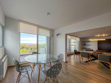Departamento de 3 dormitorios más comodín, vista al río y amenities