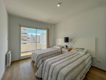 Departamento de 3 dormitorios más comodín, vista al río y amenities