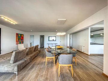 Departamento de 3 dormitorios más comodín, vista al río y amenities