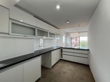 Departamento de 3 dormitorios más comodín, vista al río y amenities