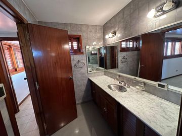 Excelente Casa chalet en Wilde centro - 277 m2 cubiertos.