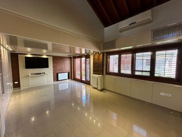 Excelente Casa chalet en Wilde centro - 277 m2 cubiertos.