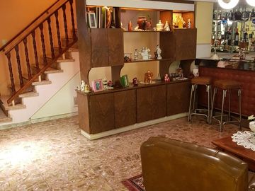 Hermoso Chalet de 2 plantas con Parque y Garage en Lanús Este