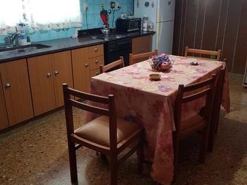 Hermoso Chalet de 2 plantas con Parque y Garage en Lanús Este