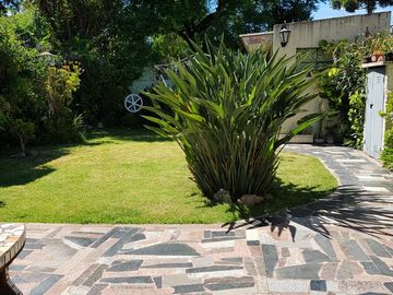 Hermoso Chalet de 2 plantas con Parque y Garage en Lanús Este