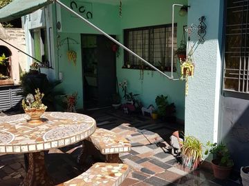 Hermoso Chalet de 2 plantas con Parque y Garage en Lanús Este