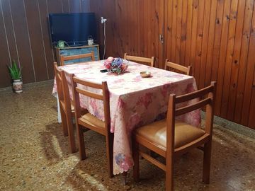 Hermoso Chalet de 2 plantas con Parque y Garage en Lanús Este