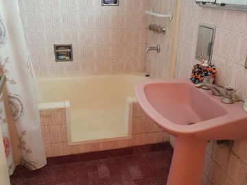 Hermoso Chalet de 2 plantas con Parque y Garage en Lanús Este