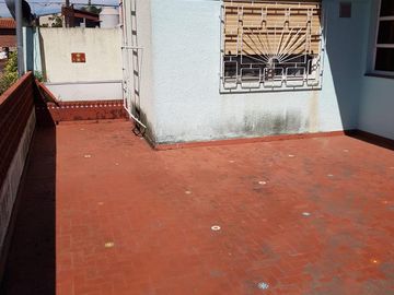Hermoso Chalet de 2 plantas con Parque y Garage en Lanús Este