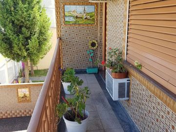 Hermoso Chalet de 2 plantas con Parque y Garage en Lanús Este