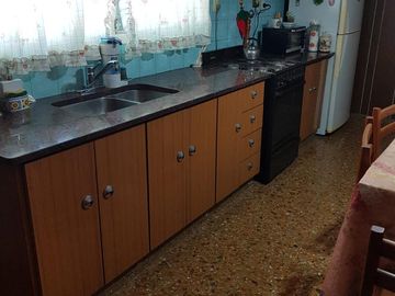 Hermoso Chalet de 2 plantas con Parque y Garage en Lanús Este