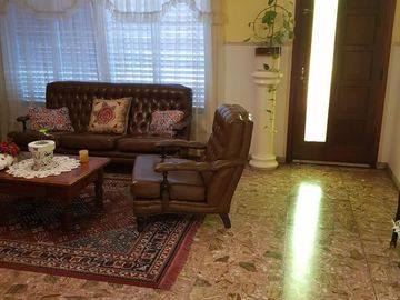 Hermoso Chalet de 2 plantas con Parque y Garage en Lanús Este