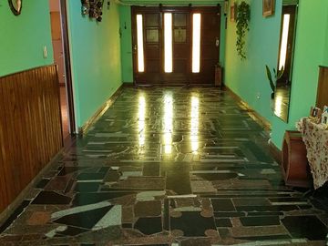 Hermoso Chalet de 2 plantas con Parque y Garage en Lanús Este