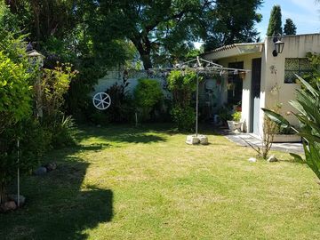 Hermoso Chalet de 2 plantas con Parque y Garage en Lanús Este