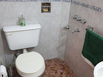 Hermoso Chalet de 2 plantas con Parque y Garage en Lanús Este