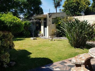 Hermoso Chalet de 2 plantas con Parque y Garage en Lanús Este