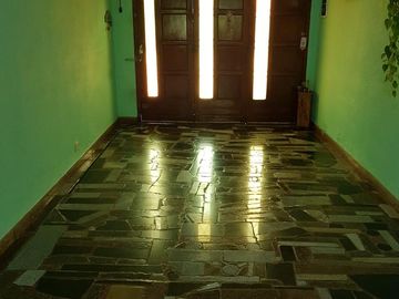Hermoso Chalet de 2 plantas con Parque y Garage en Lanús Este
