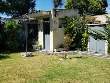Hermoso Chalet de 2 plantas con Parque y Garage en Lanús Este