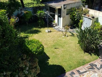 Hermoso Chalet de 2 plantas con Parque y Garage en Lanús Este