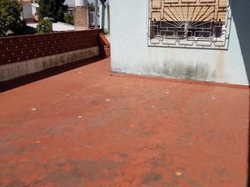 Hermoso Chalet de 2 plantas con Parque y Garage en Lanús Este