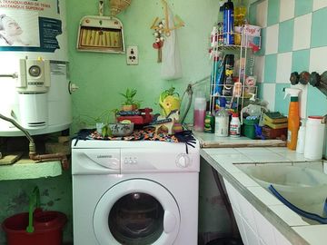 Hermoso Chalet de 2 plantas con Parque y Garage en Lanús Este
