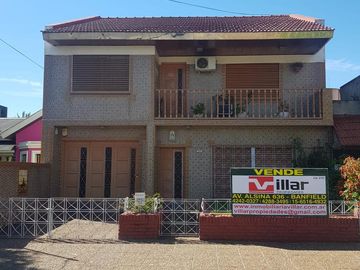 Hermoso Chalet de 2 plantas con Parque y Garage en Lanús Este