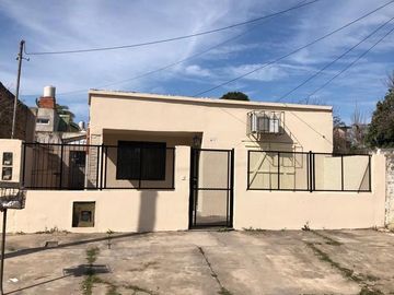 Depto tipo 3 amb casa al frente