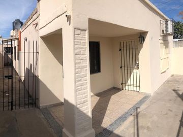 Depto tipo 3 amb casa al frente