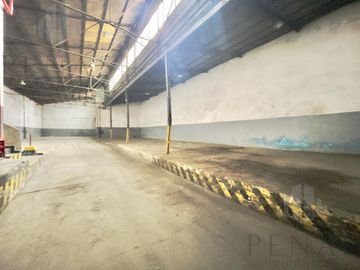 Depósito en  La Boca, varios usos