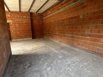TERRENO CON CASA A TERMINAR