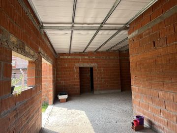TERRENO CON CASA A TERMINAR