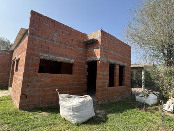 TERRENO CON CASA A TERMINAR
