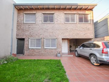 Casa en venta tres dormitorios y pileta Tolosa