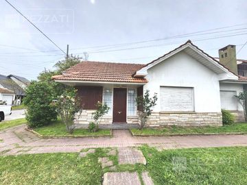 Casa en  venta en la zona de Parque Luro. 2 dormitorios. Doble garage. patio