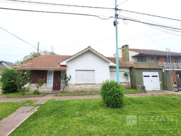 Casa en  venta en la zona de Parque Luro. 2 dormitorios. Doble garage. patio