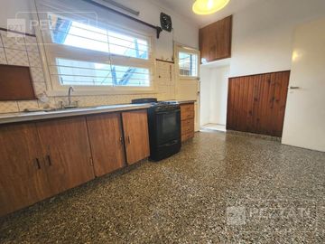 Casa en  venta en la zona de Parque Luro. 2 dormitorios. Doble garage. patio