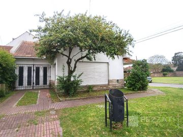 Casa en  venta en la zona de Parque Luro. 2 dormitorios. Doble garage. patio