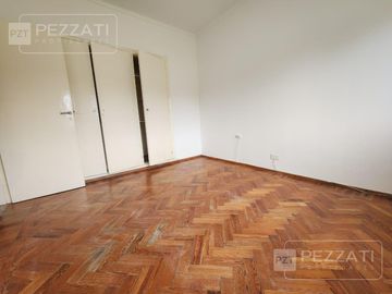 Casa en  venta en la zona de Parque Luro. 2 dormitorios. Doble garage. patio