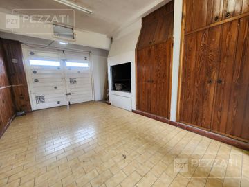 Casa en  venta en la zona de Parque Luro. 2 dormitorios. Doble garage. patio