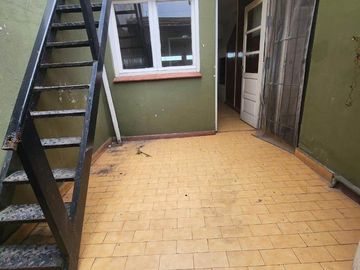 Casa en  venta en la zona de Parque Luro. 2 dormitorios. Doble garage. patio
