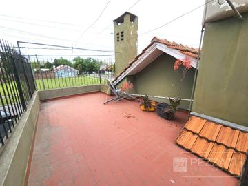 Casa en  venta en la zona de Parque Luro. 2 dormitorios. Doble garage. patio