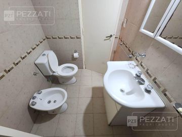 Casa en  venta en la zona de Parque Luro. 2 dormitorios. Doble garage. patio
