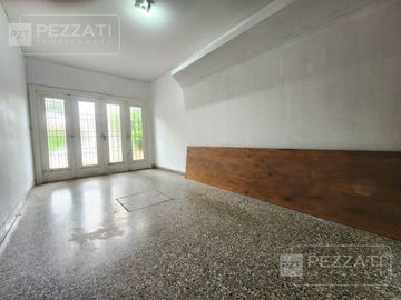 Casa en  venta en la zona de Parque Luro. 2 dormitorios. Doble garage. patio